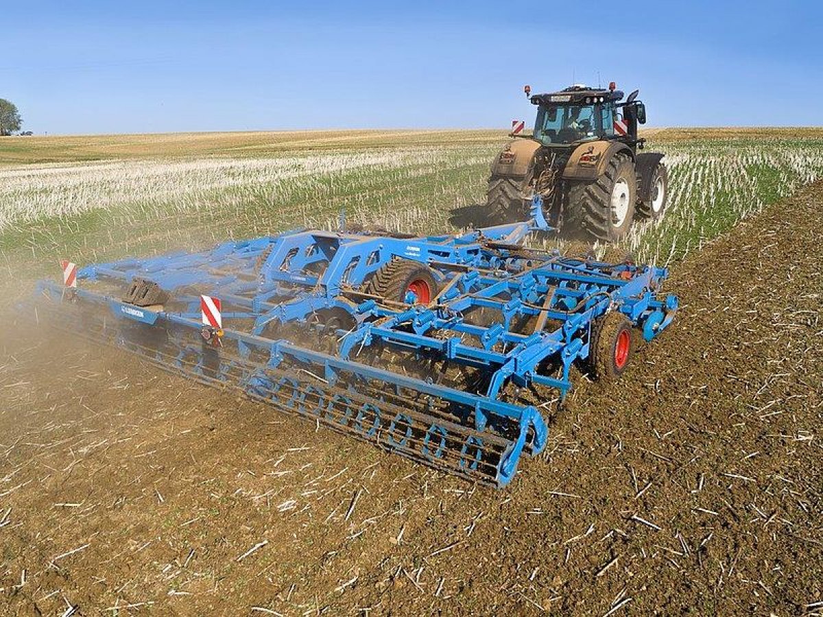 LEMKEN présente le déchaumeur hybride Koralin destiné au nivellement du sol